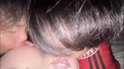深夜绿帽男友心血来潮叫兄弟过来一起3p绝美女友。露脸。